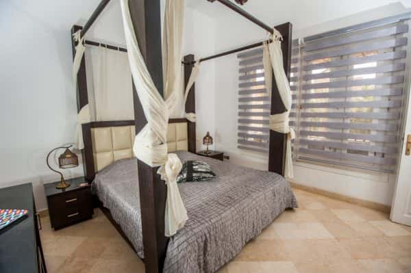 horizontal blinds in bedroom