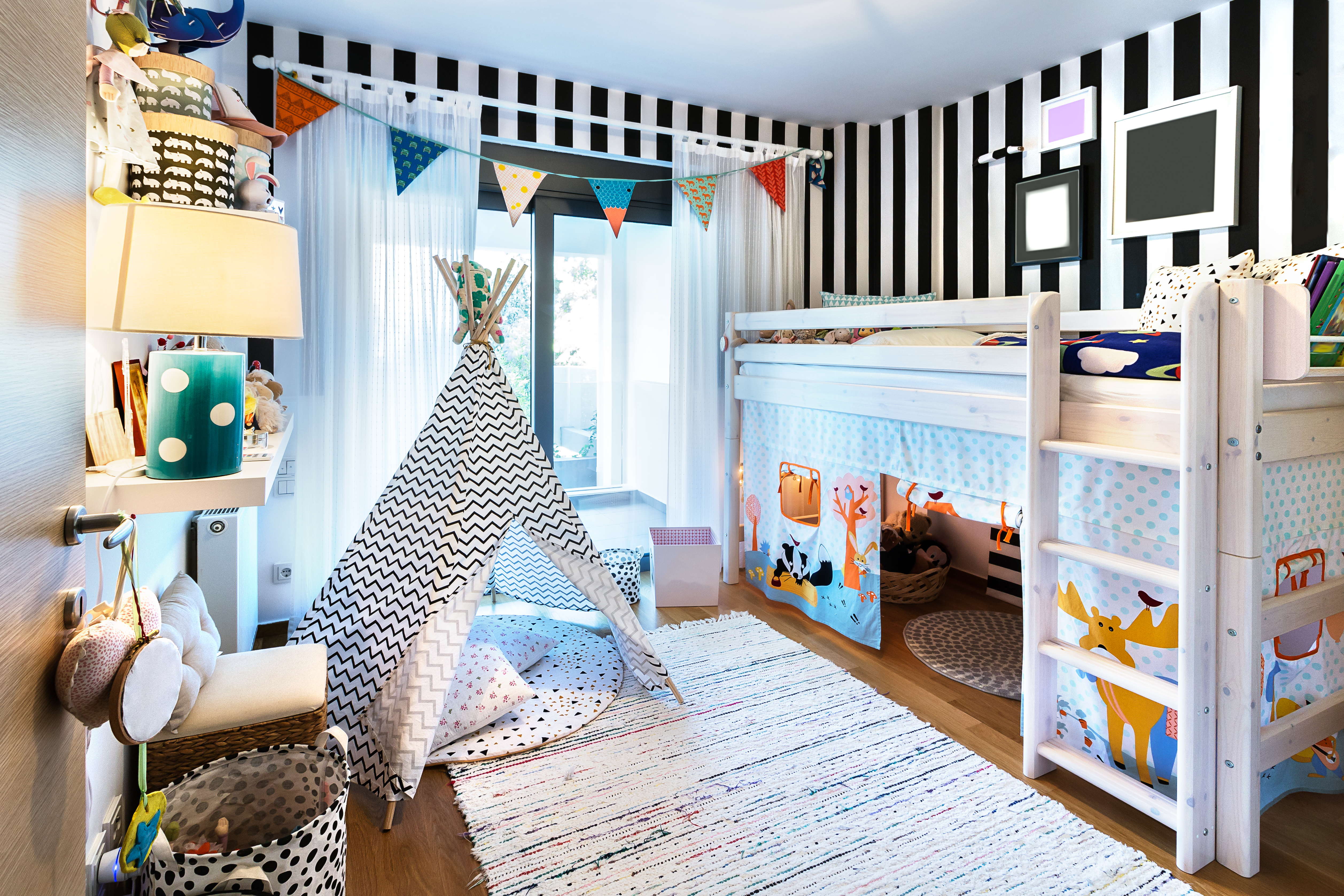 Bedroom design for girls with playhouse