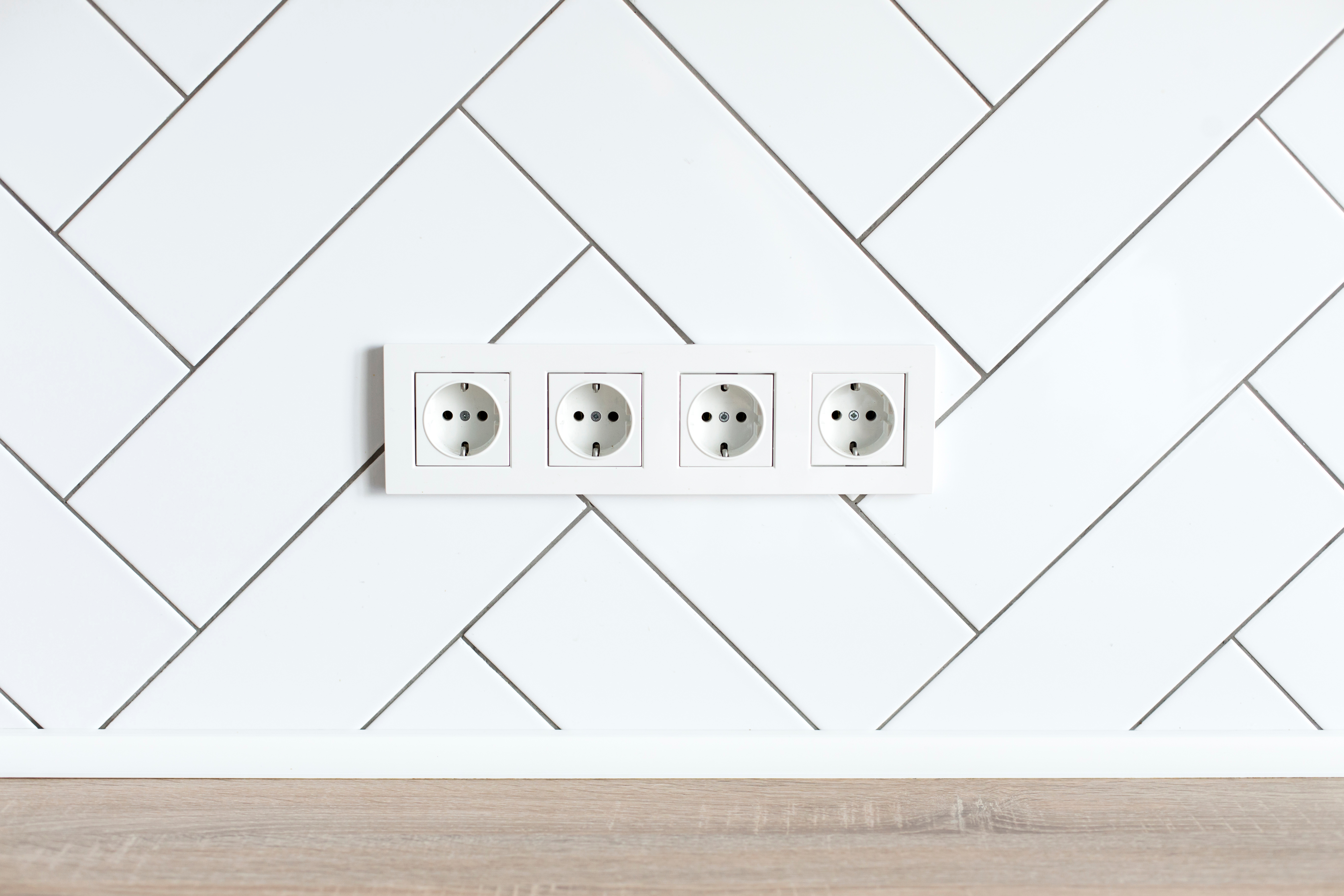 Minimal backsplash with aligned kitchen electrical points for appliances