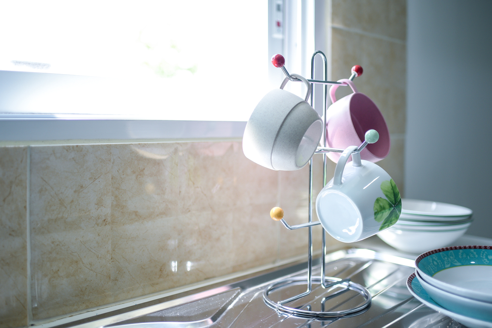 how to arrange kitchen without cabinets