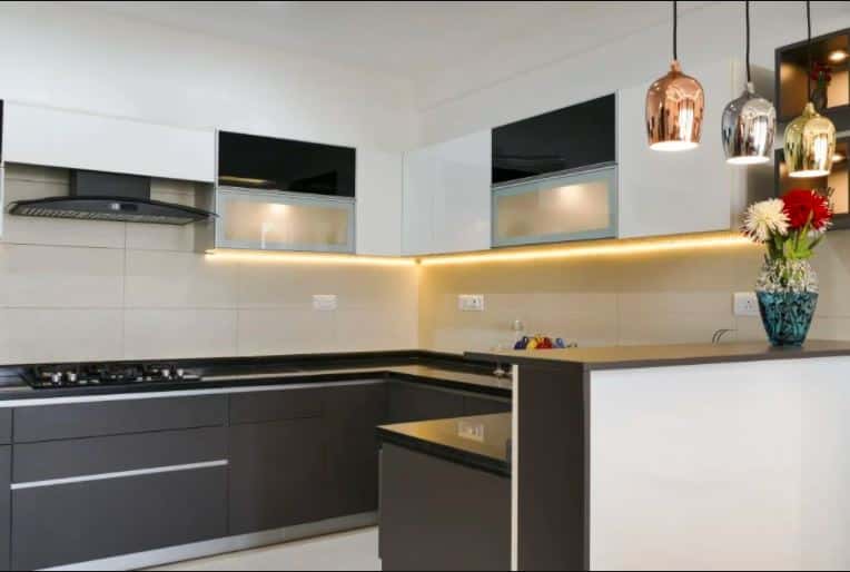 white and wood kitchen 