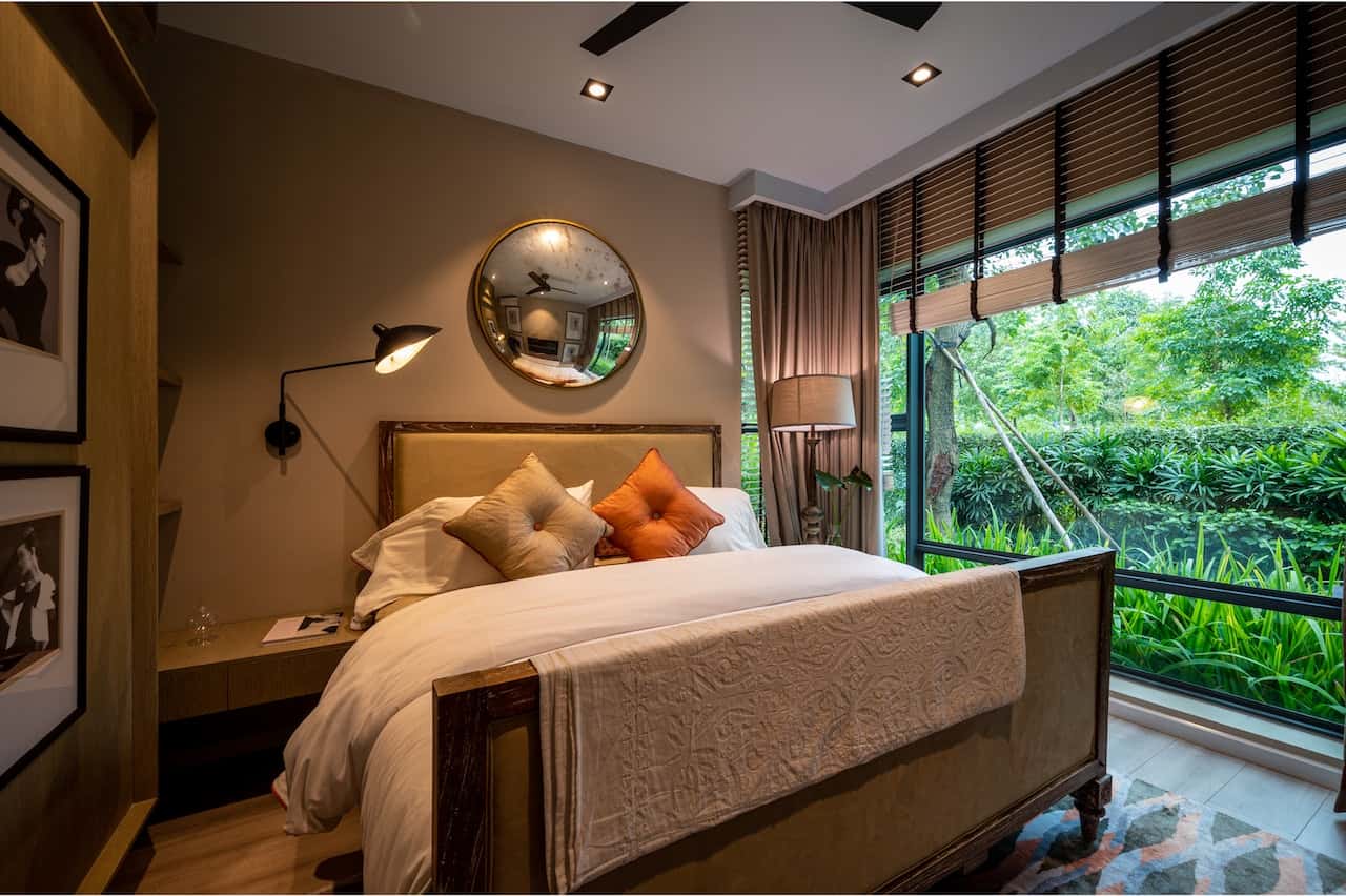 Warm lighting ideas without false ceiling in nature-view bedroom