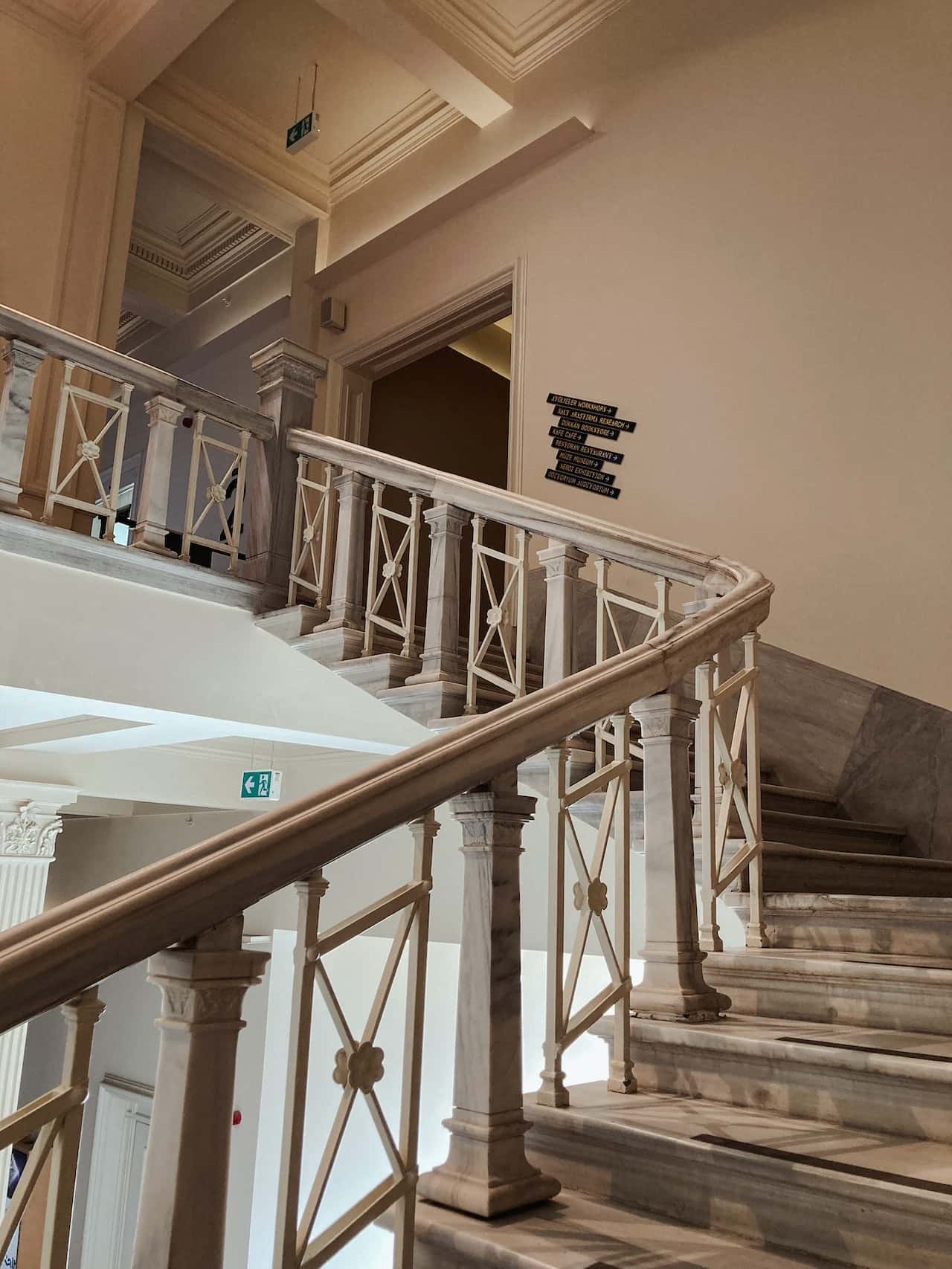 zigzag-shaped iron stair railing design