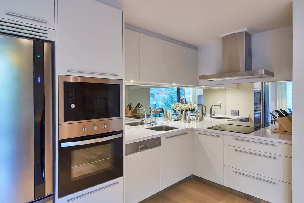 High Gloss White Acrylic Kitchen Cabinets with Modern Design