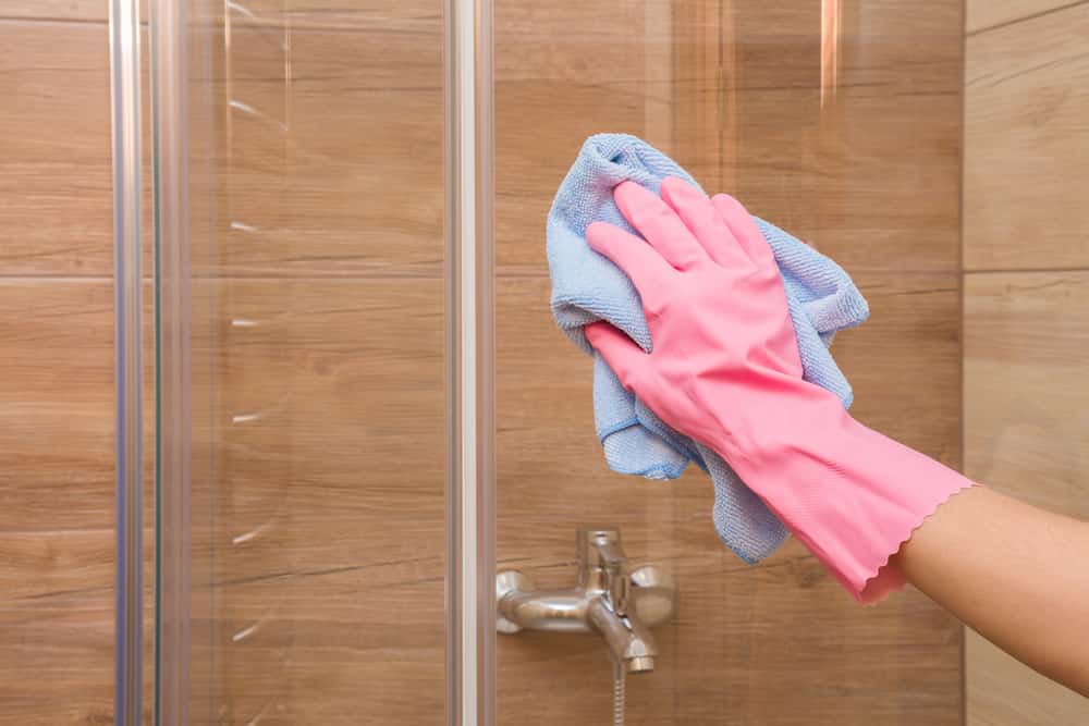 bathroom cleaning tips before move-in