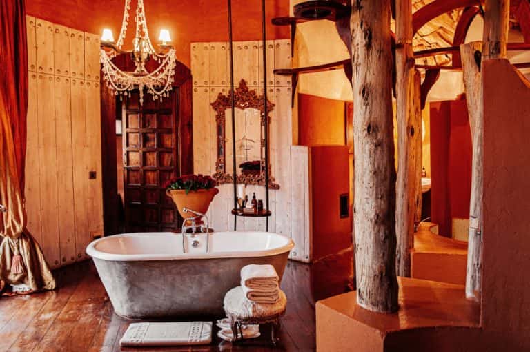 earthy colours in the bathroom