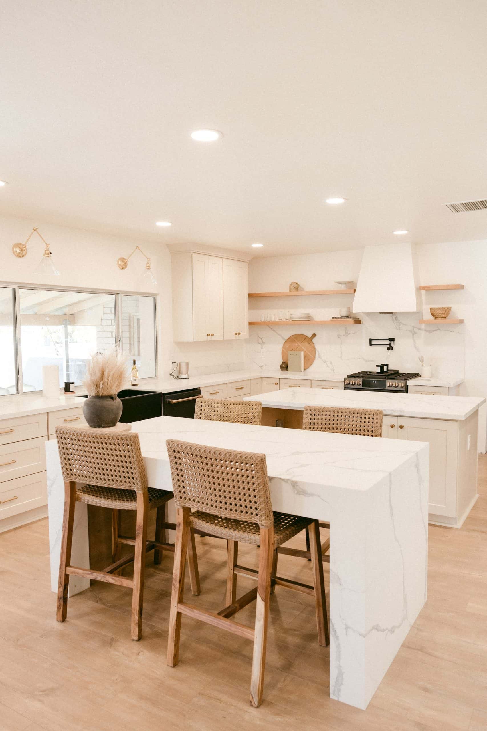 Modern kitchen table design with neutral cozy interior look