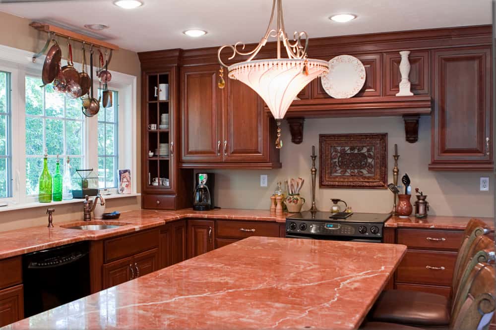 Elegant Red Granite Kitchen Platform Design with Modular Cabinets