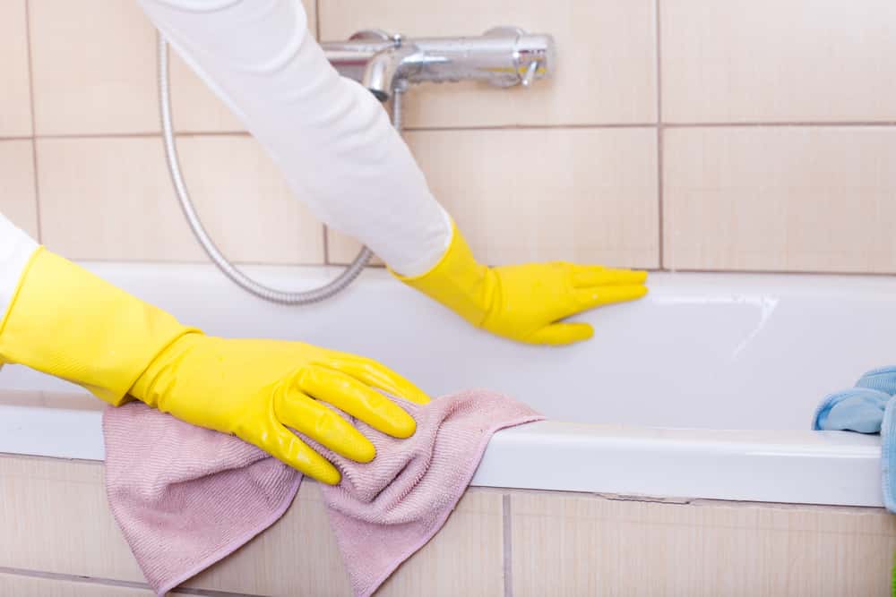 cleaning bath tub