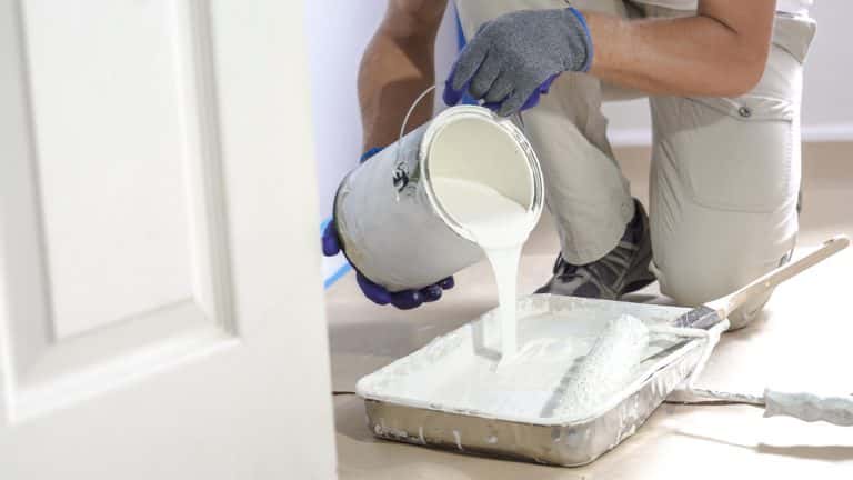 Painter how to cover leakage from walls with sealing primer coat