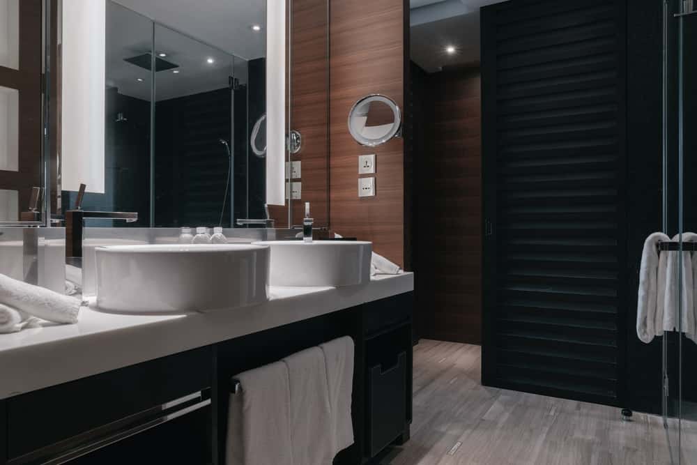 lacquered black glass partition