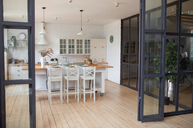 glass partition between hall and dining