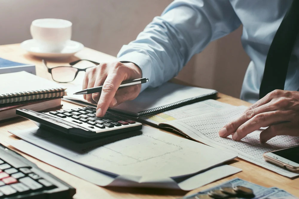 Calculating home interior design cost using planner and sheets