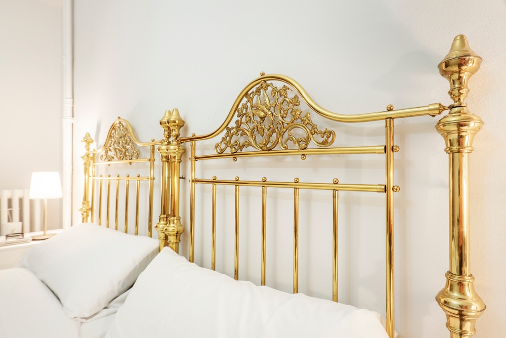 Bed headstand in gold