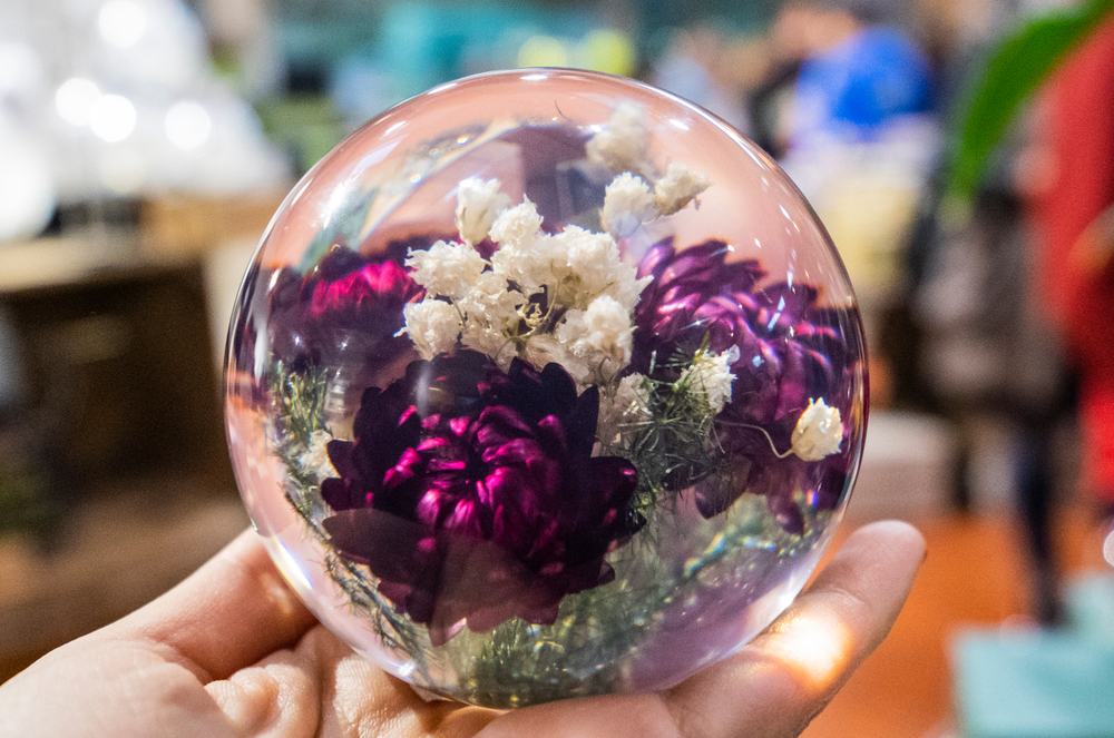 Immortalise flowers in resin