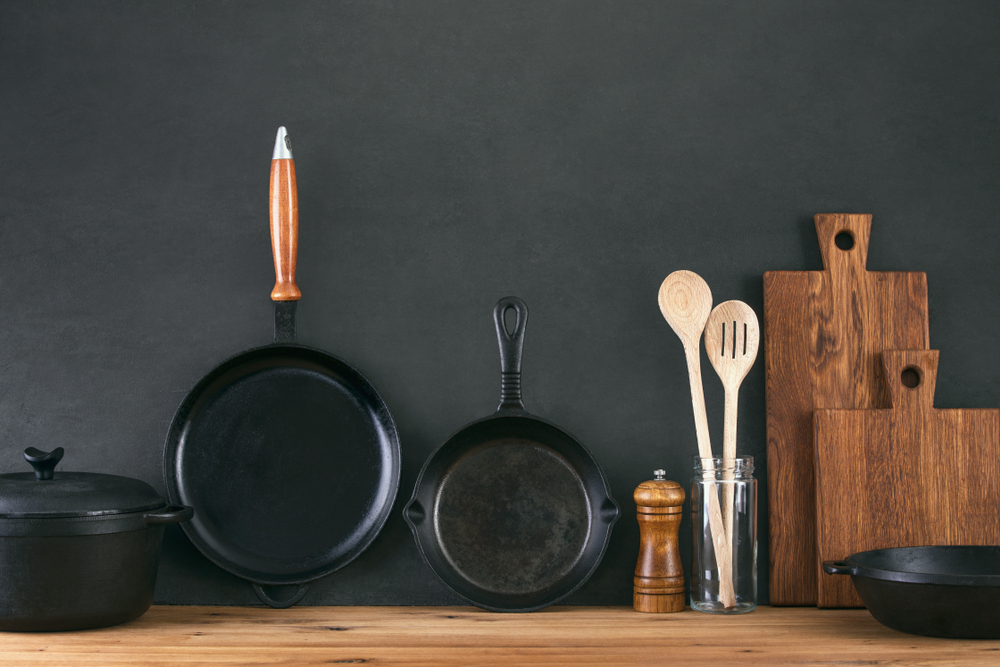 black complements decor