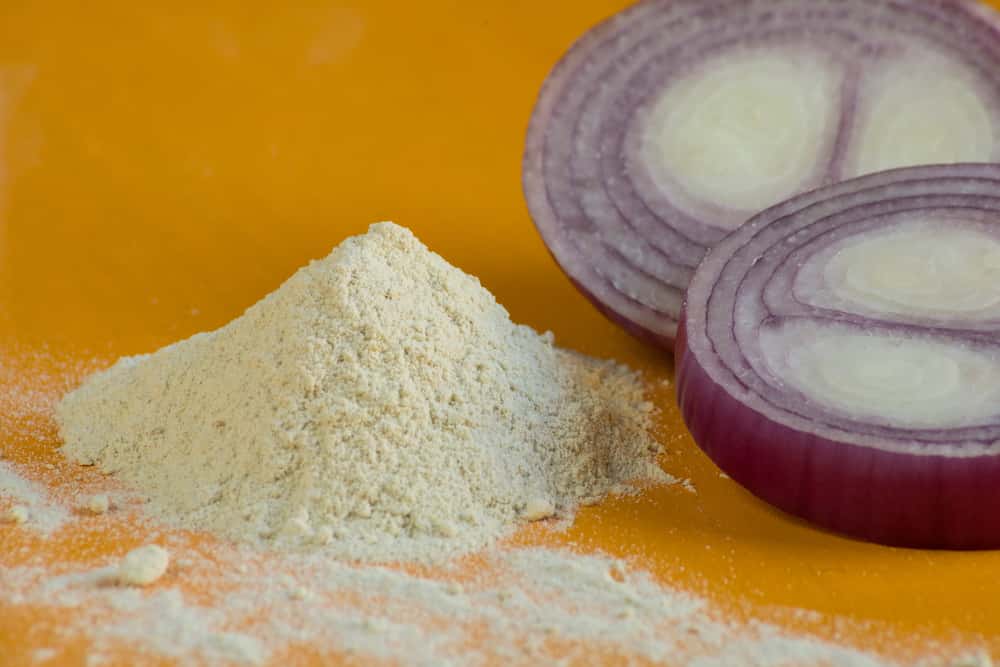 Onion powder with fresh onions – Natural remedy to repel insects from the kitchen