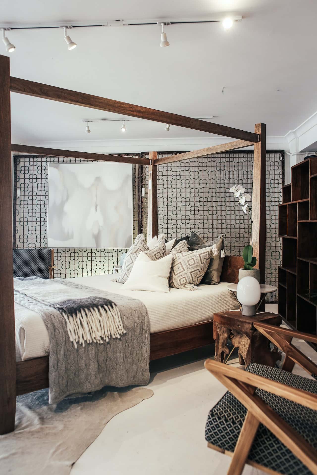 low-height poster bed