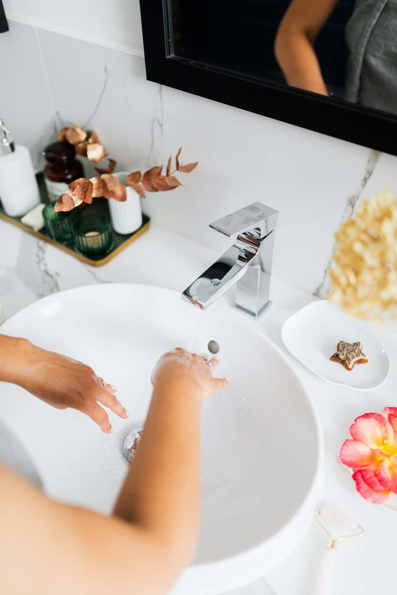 Pristine White Dining Room Wash Basin