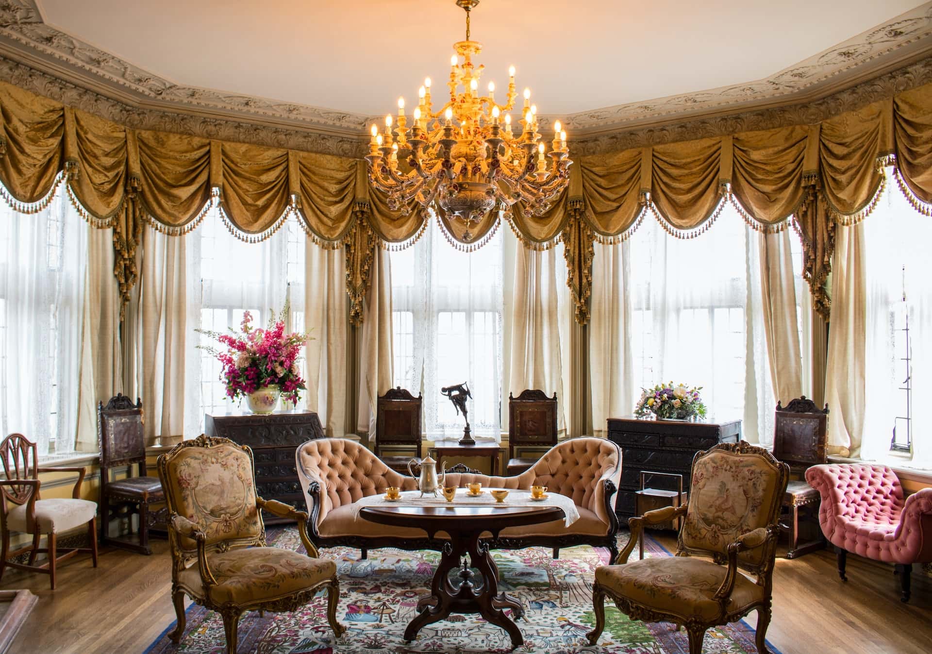Vintage lobby interior design with ornate chandelier and antique royal furnishings