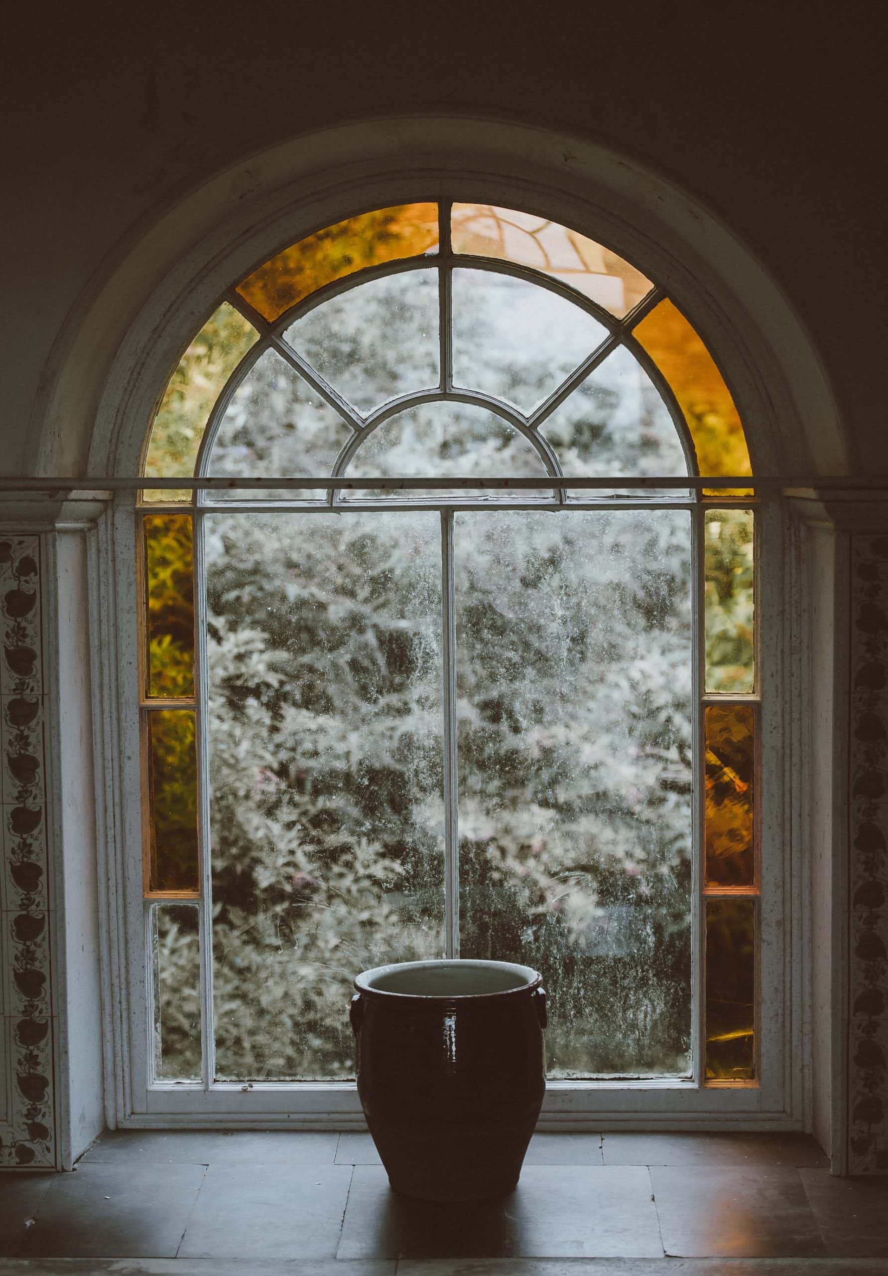arch window design with contrasting colours