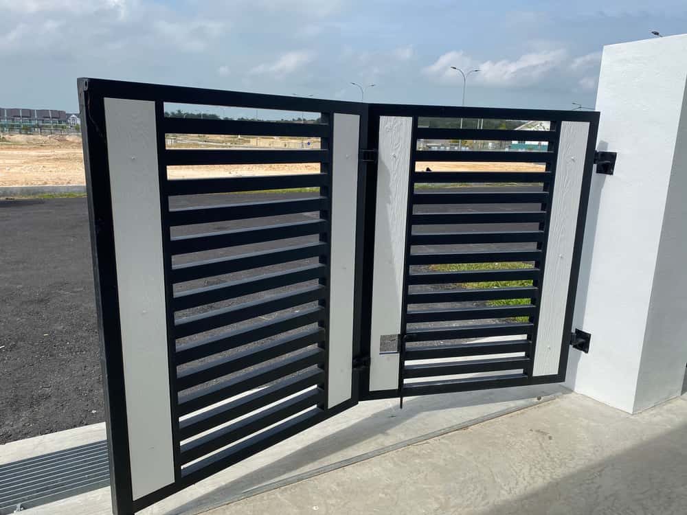 automatic bi-fold gates