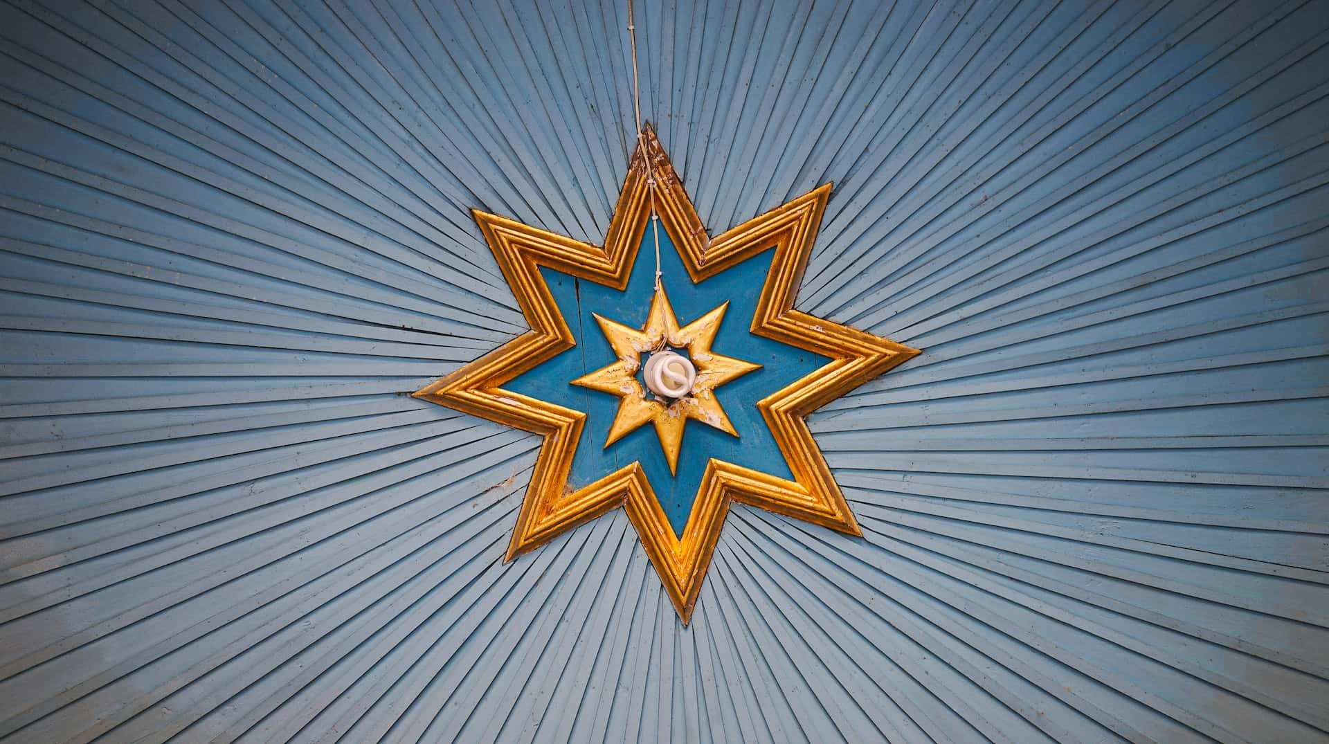 Radiant starburst pop design for porch ceiling with golden and blue detailing