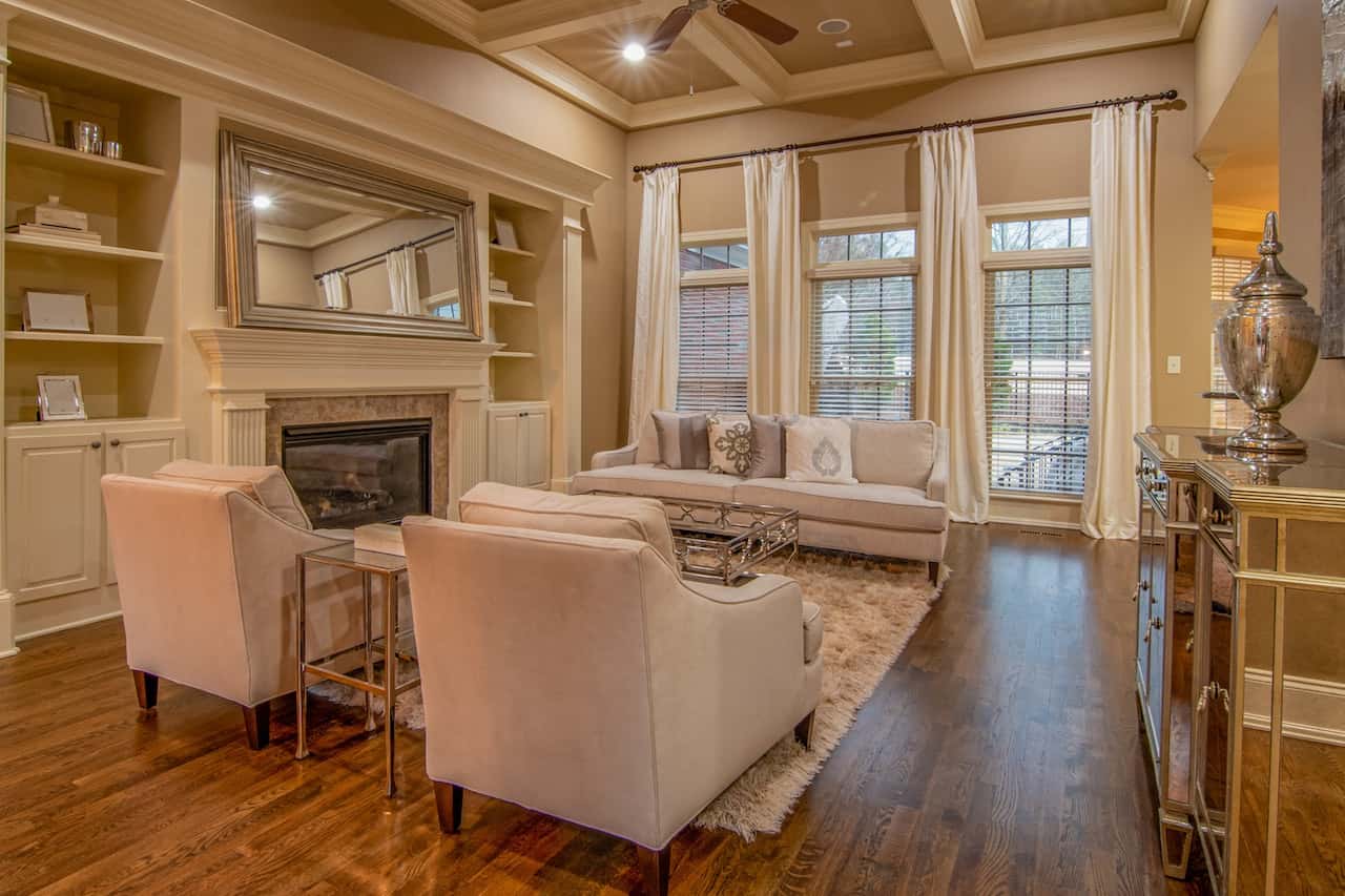 compact room with a vaulted ceiling design
