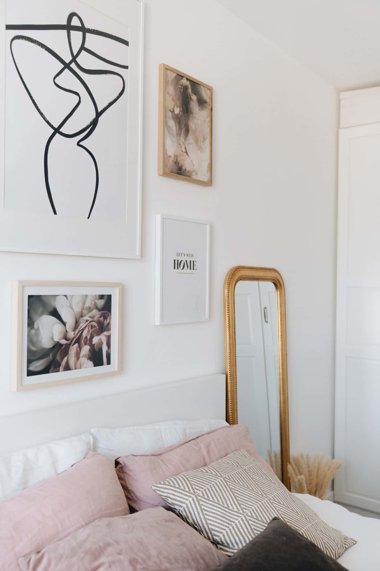 picture wall in the bedroom