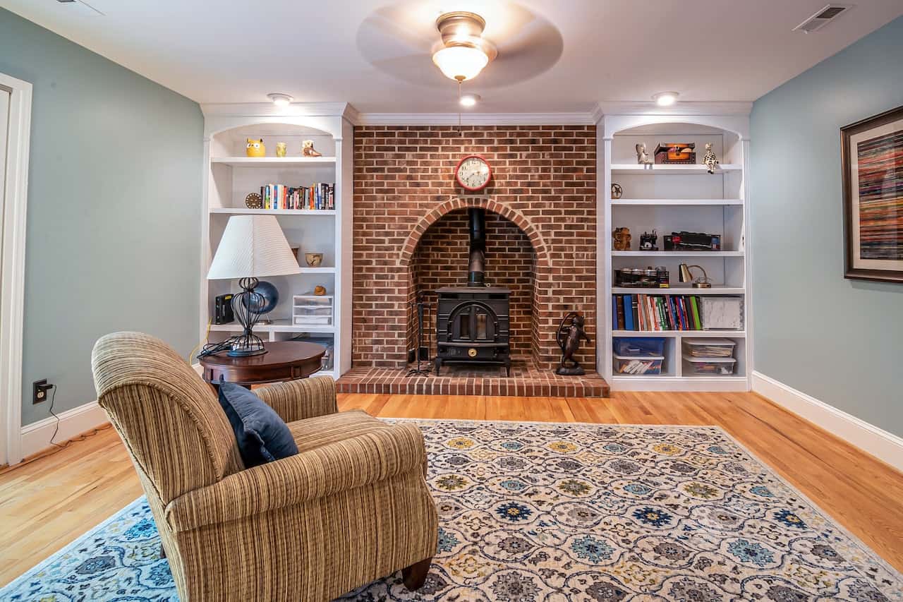 aesthetic farmhouse-style living rooms