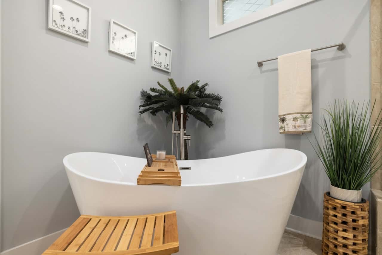 bathroom decoration with bathtub