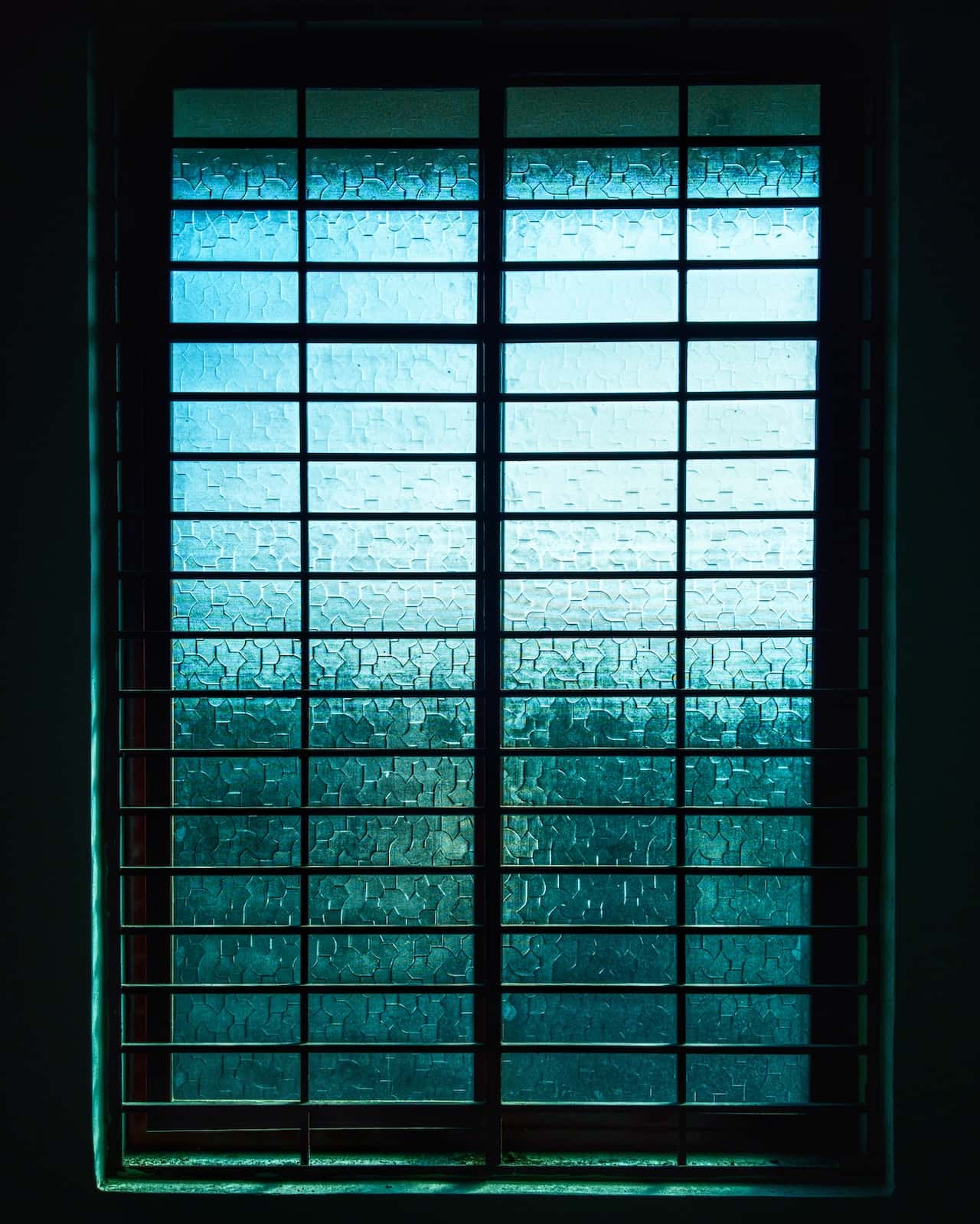 block-shaped grill with patterned glass window