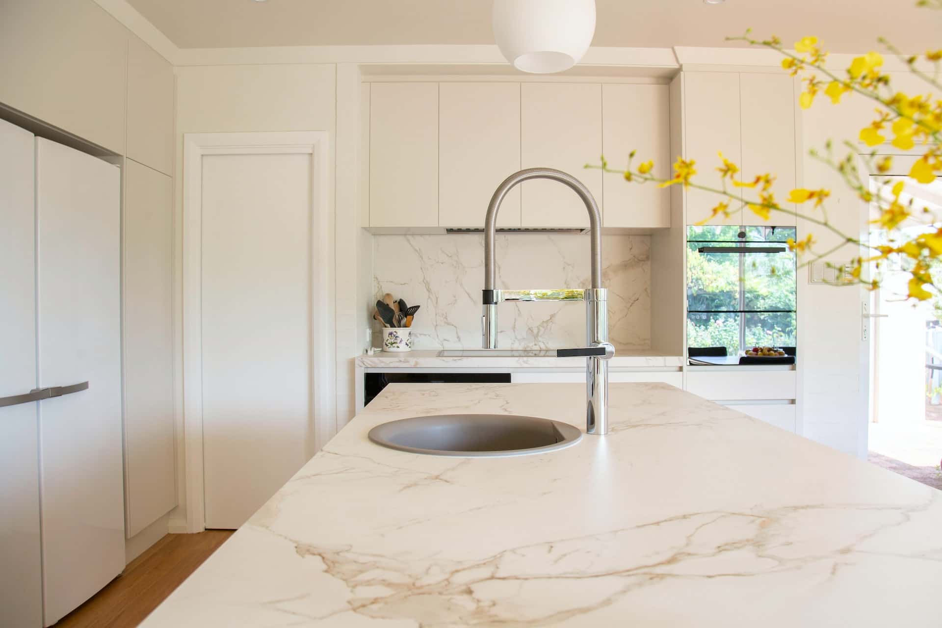Luxury kitchen sink design using round bowl and clean island layout