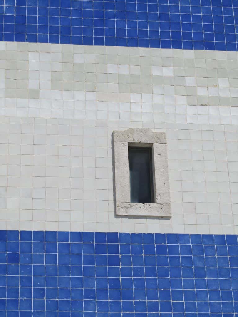 colour blocked tiling