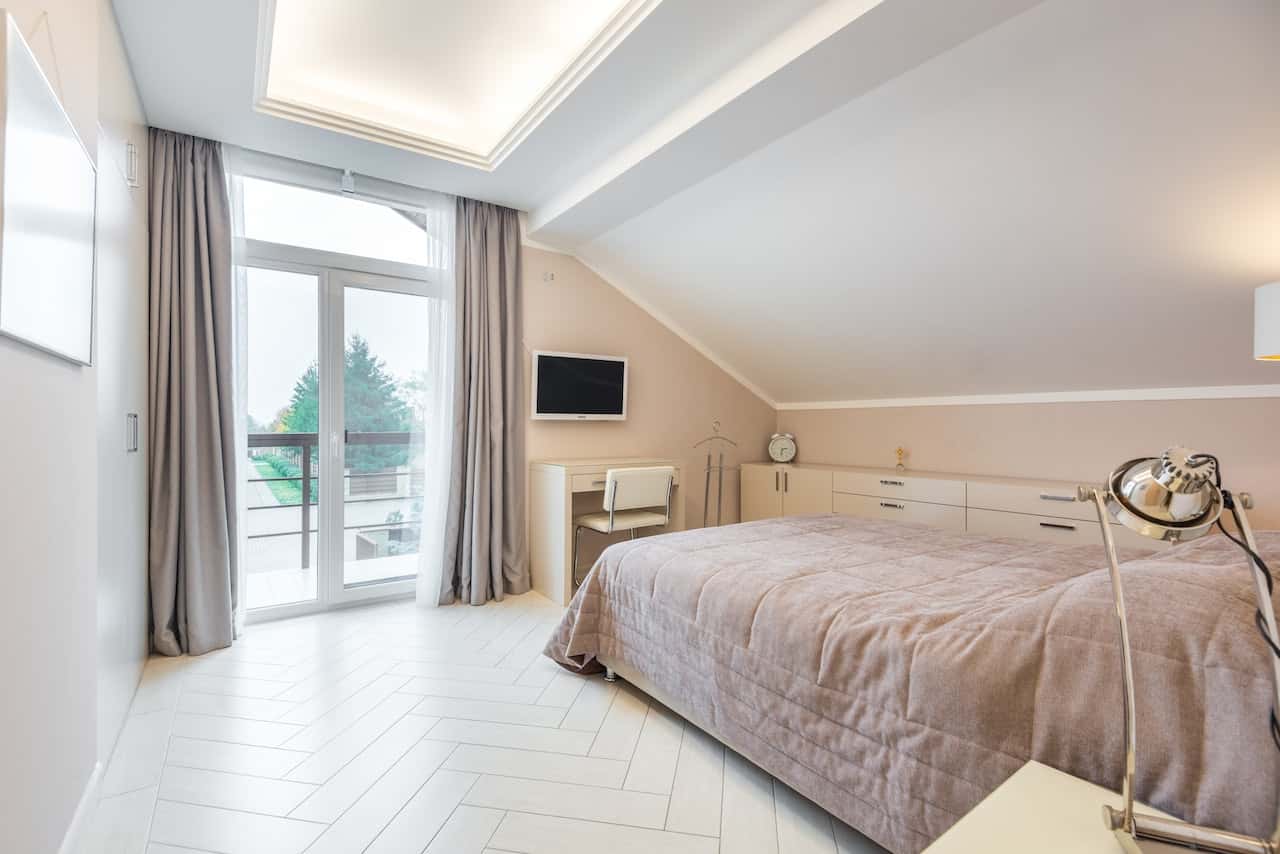 Serene fiber ceiling designs for a cozy and inviting bedroom
