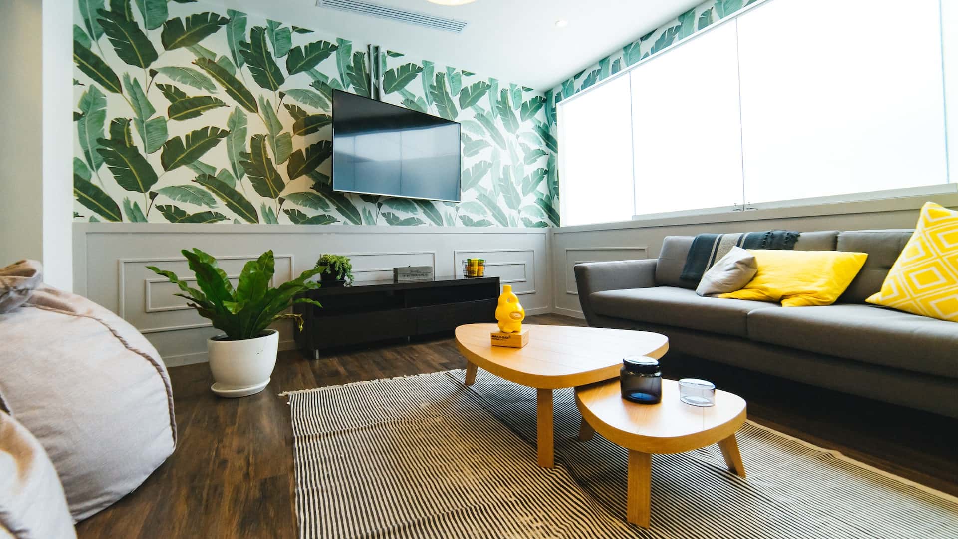 floral green lacquer-effect wallpaper