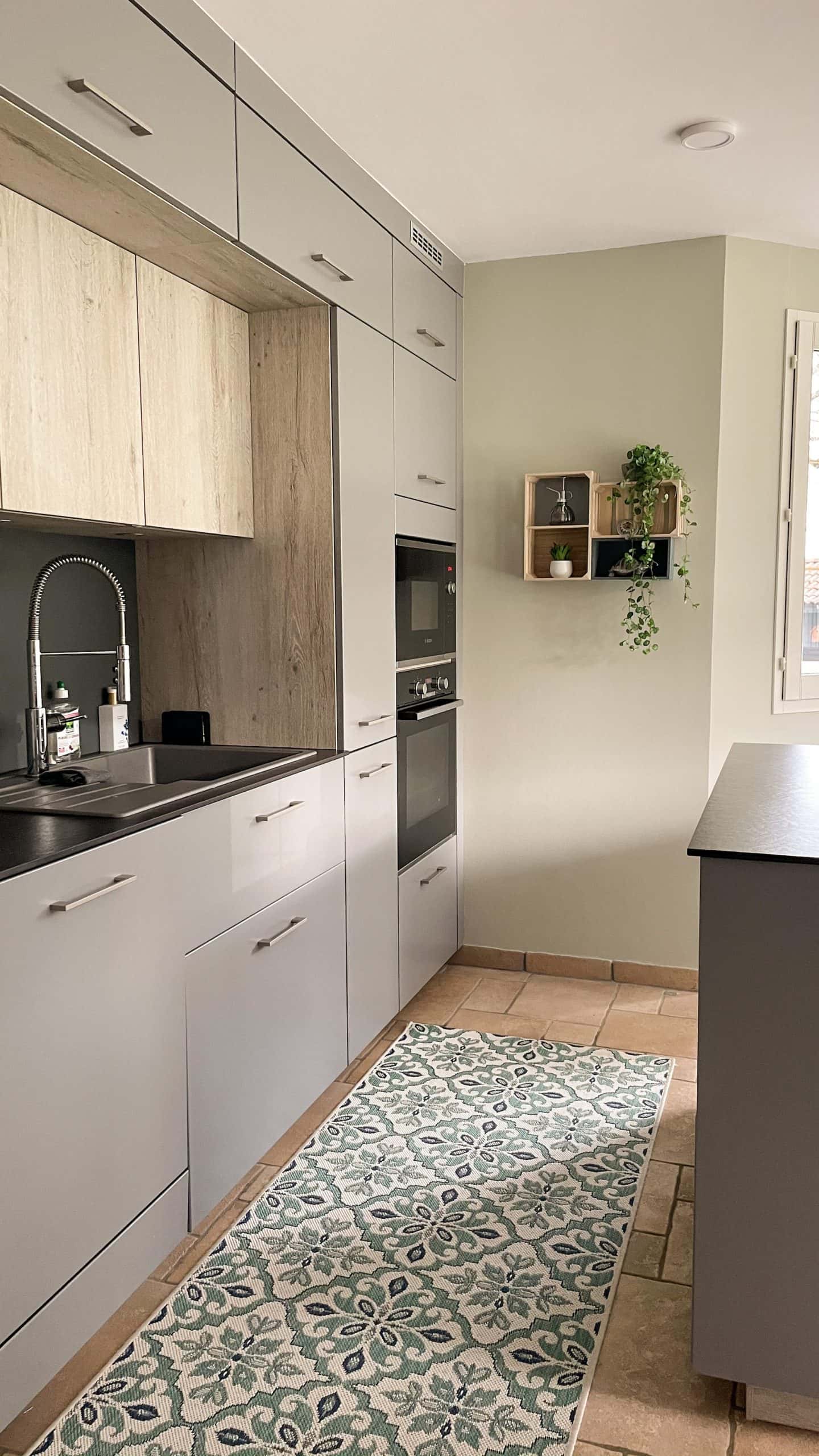 Kitchen sink design with smooth surface and vertical tap fixture
