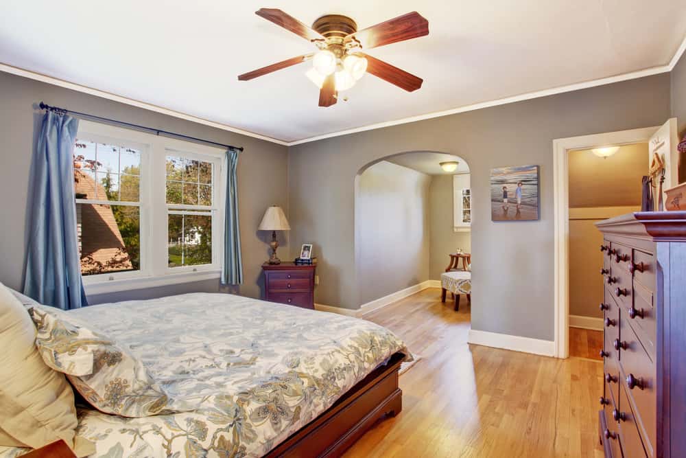 minimalistic yet alluring master bedroom