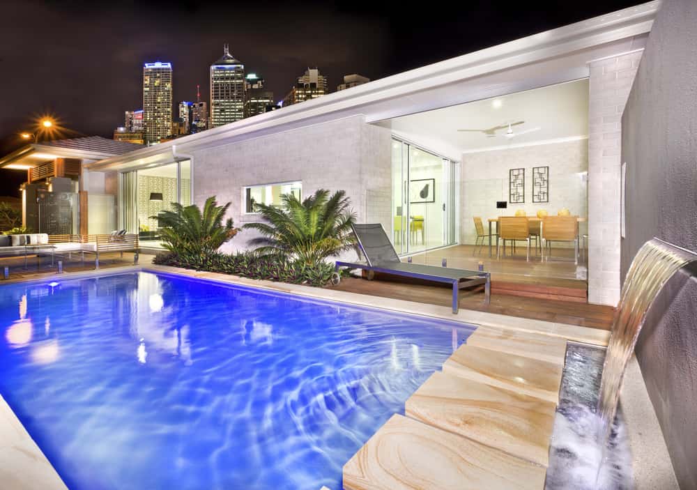 single-floor house with an open air swimming pool