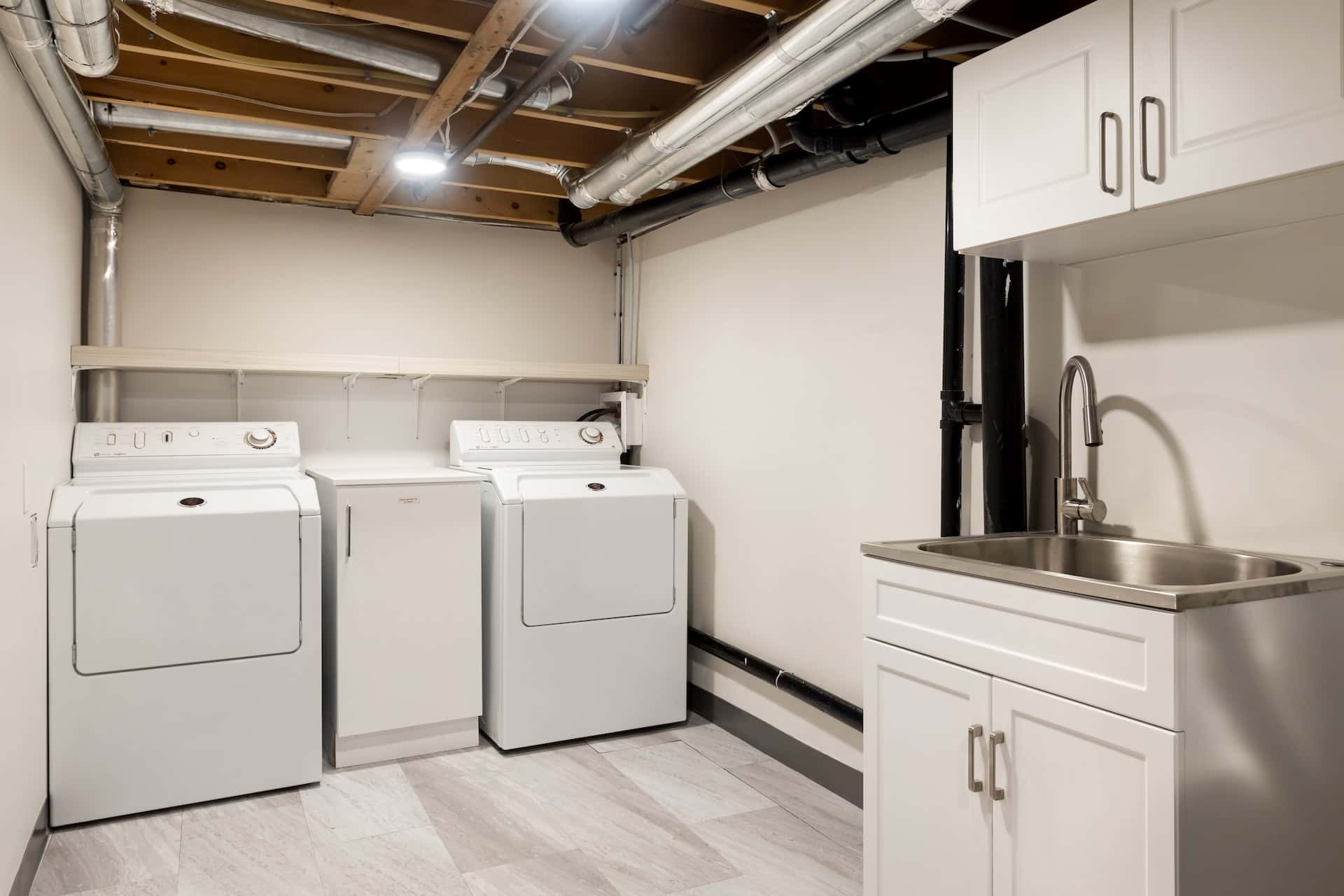 washing room within the basement