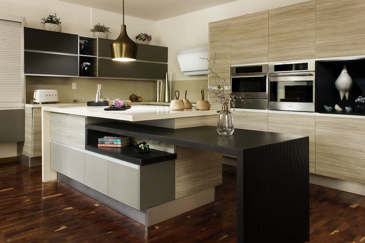 Contemporary gola profile handles in a warm-toned modular kitchen setup