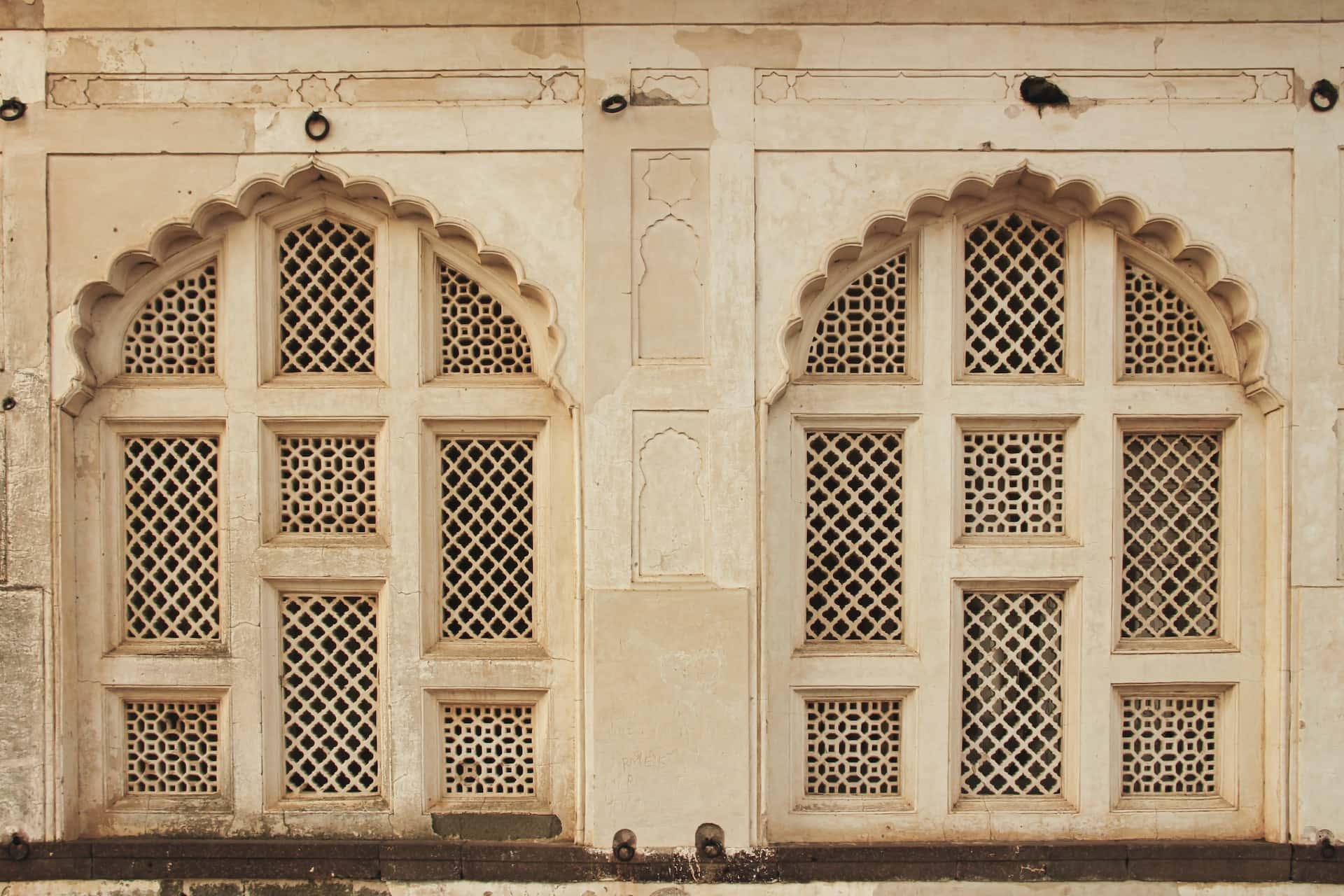 beautifully carved jharokha patterns