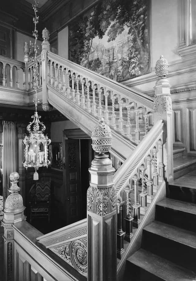 ornamental wooden pillar