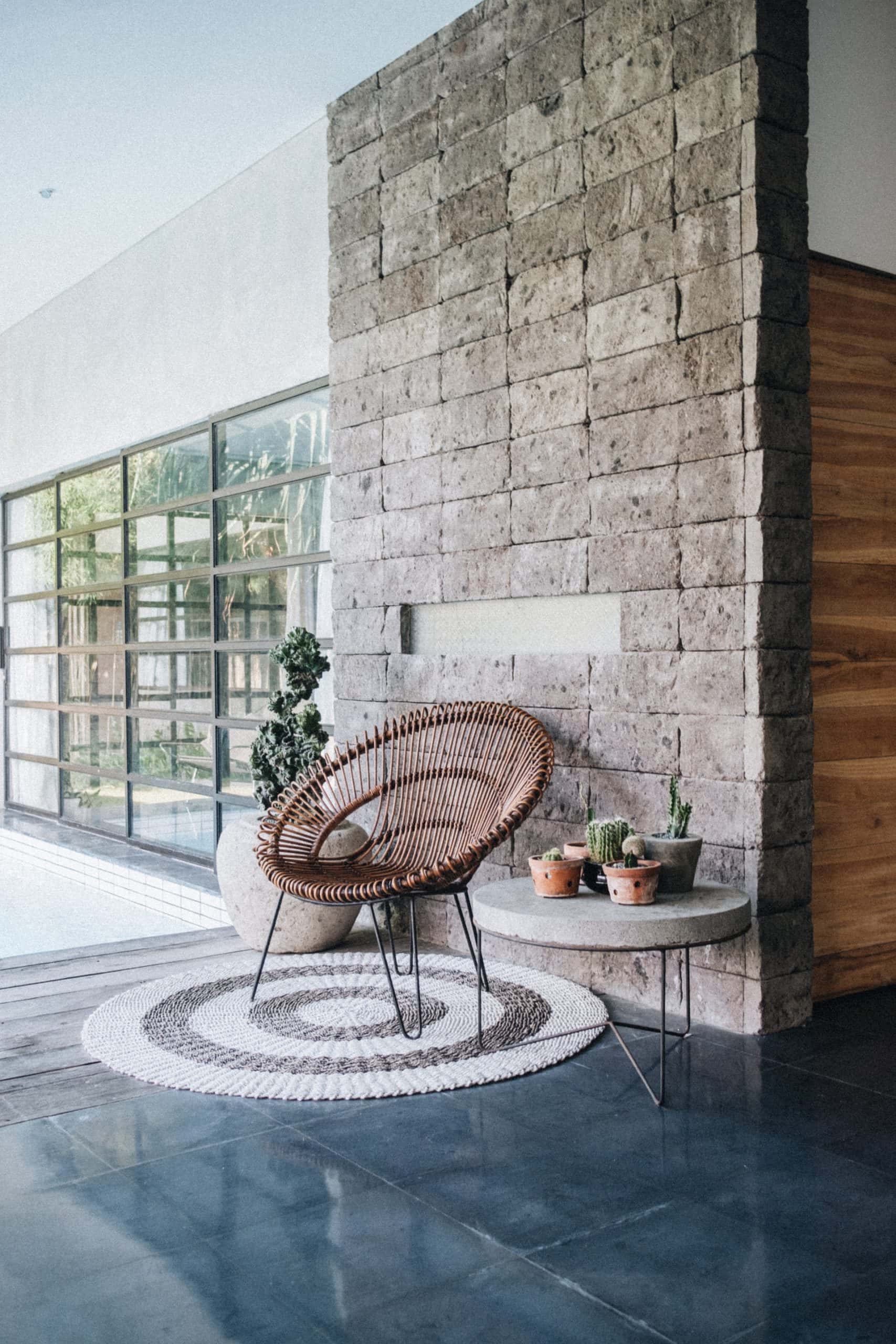 Minimalist l-shaped house design patio with modern decor