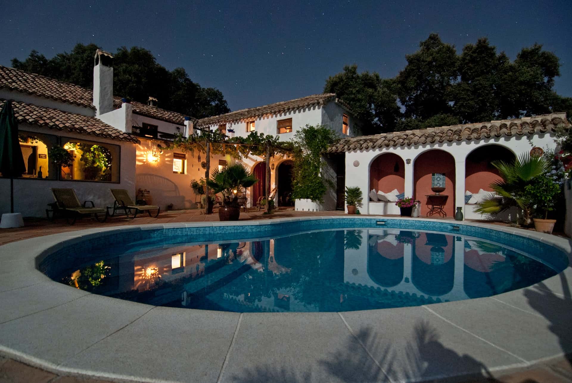 Night view l-shaped house design with pool and open courtyard