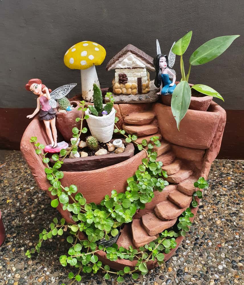 mini garden design with dreamy staircase