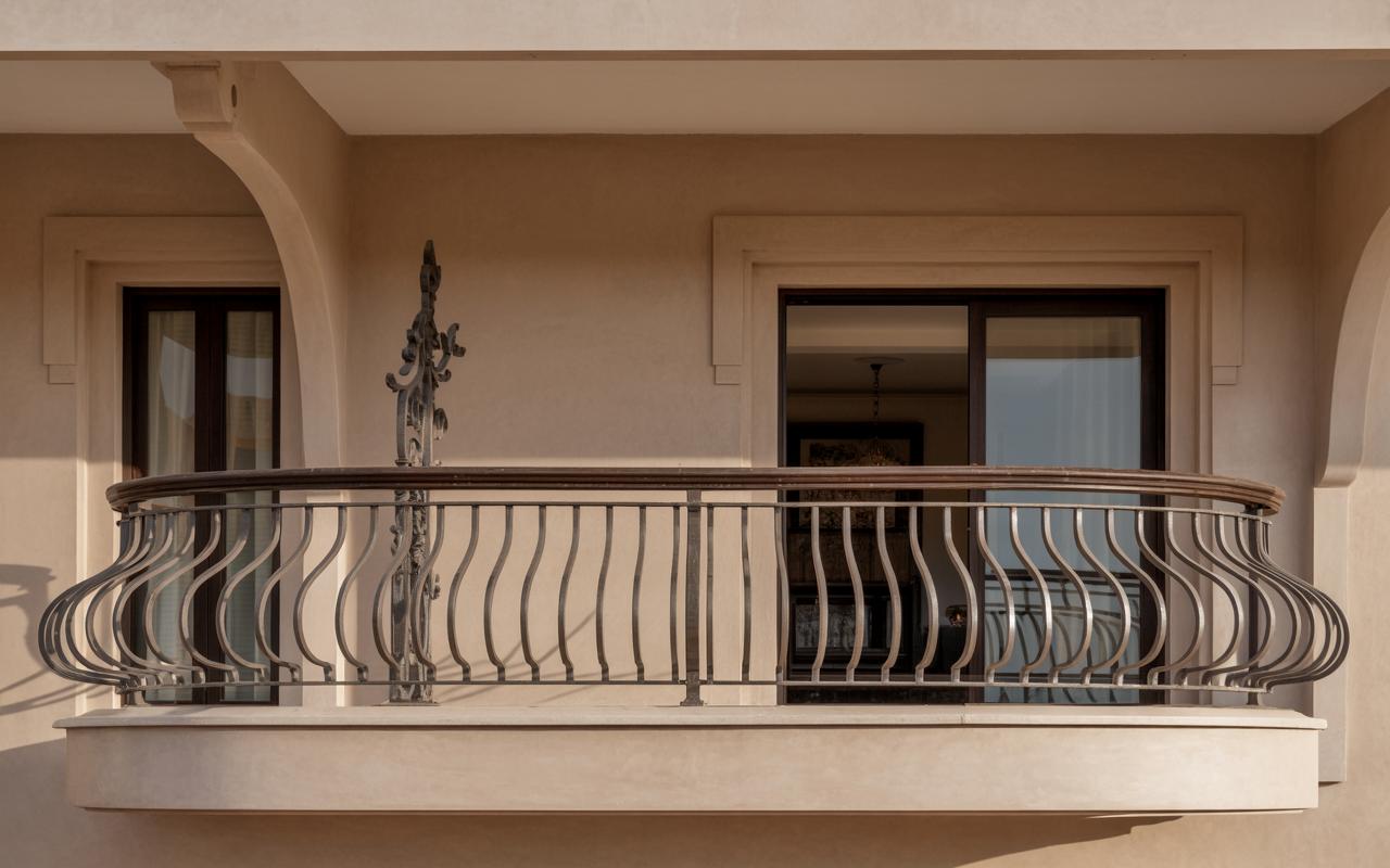 10 Iron Railing Designs for Modern and Stylish Balconies