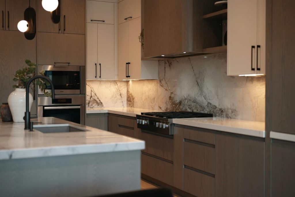 Marble effect kitchen backsplash tile, wood cabinets