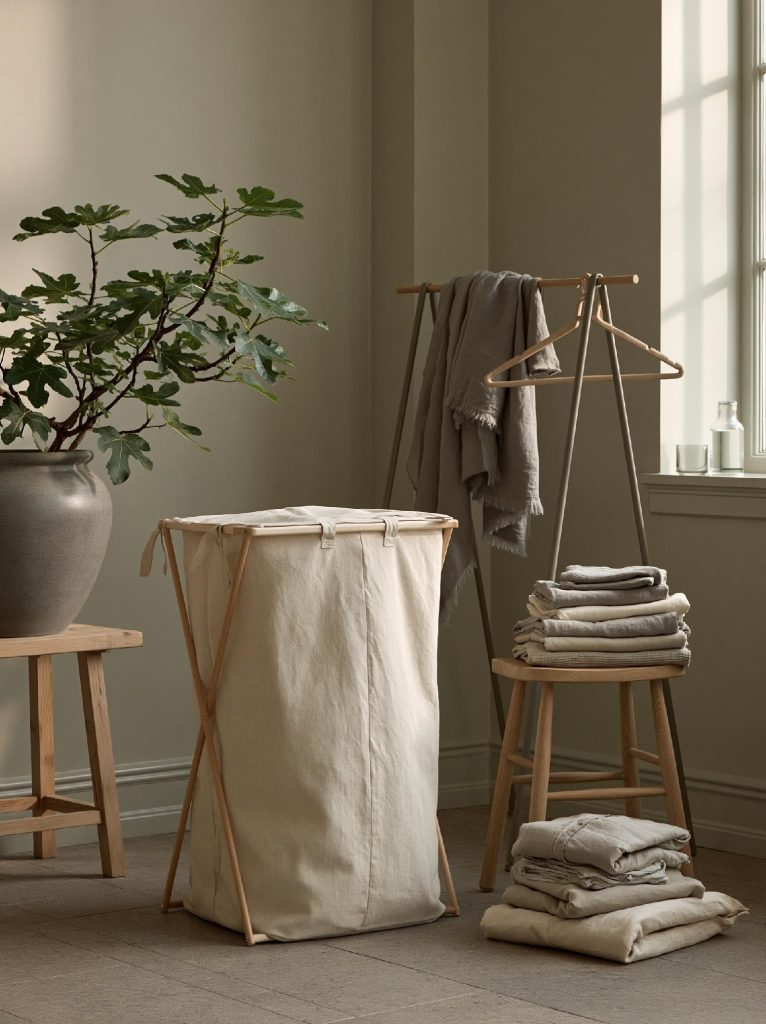 Freestanding wooden bathroom towel rack