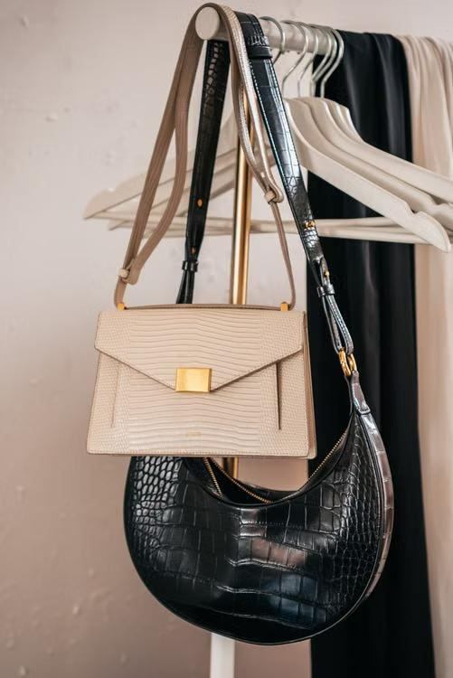 Hanging handbag storage closet organiser